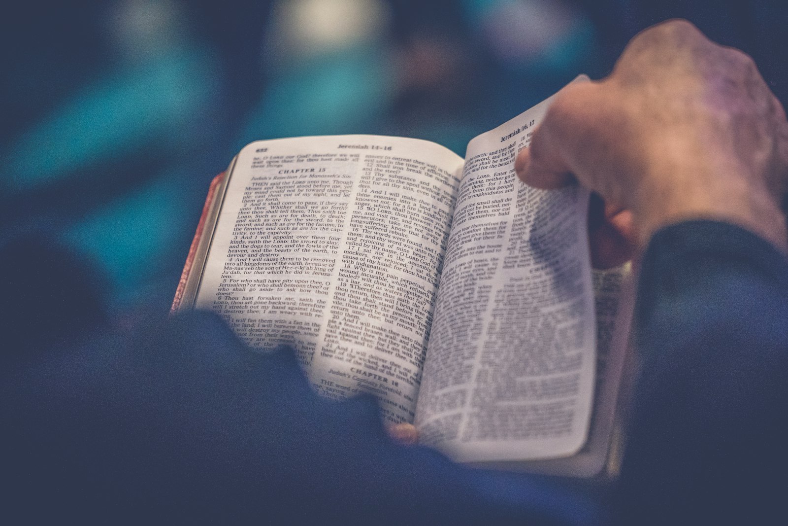 Una Biblia abierta y un cuaderno sobre la mesa, listos para el estudio.